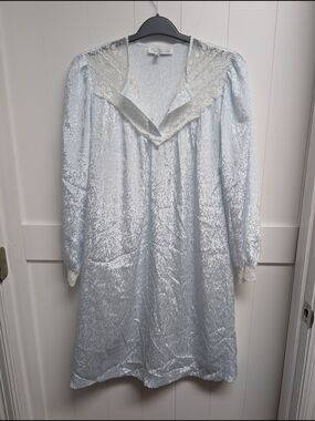 Vintage Oscar De La Renta Women's Light Blue Lace-Trim Nightgown
